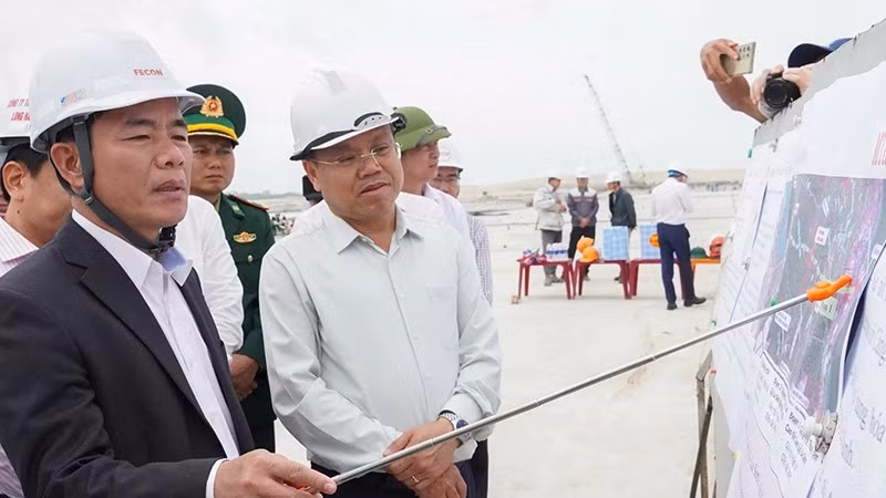 Ủy viên Trung ương Đảng, Bí thư Tỉnh ủy Quảng Trị Nguyễn Văn Phương và Phó Chủ tịch Ủy ban nhân dân tỉnh Lê Đức Tiến kiểm tra tiến độ thi công tại dự án Khu bến cảng Mỹ Thủy.