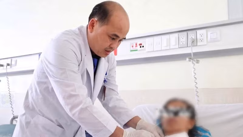 Bác sĩ thăm khám bệnh nhân sau phẫu thuật. (Ảnh: Bệnh viện cung cấp)