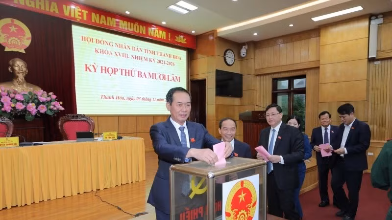 Các đại biểu Hội đồng nhân dân tỉnh Thanh Hóa khóa XVIII thực hiện bầu cử.