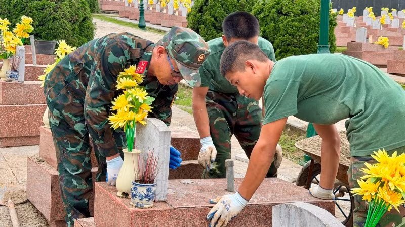 Trung tá Nguyễn Văn Ngọc, Phòng Chính trị Bộ Chỉ huy quân sự tỉnh Điện Biên cùng các chiến sĩ miết từng mạch vữa trên bề mặt mộ liệt sĩ để hoàn nguyên các phần mộ tại Nghĩa trang liệt sĩ Tông Khao