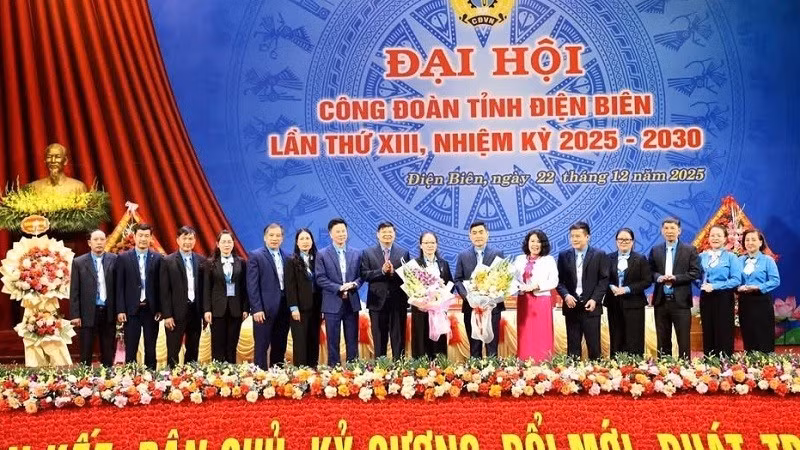 Đồng chí Phan Văn Anh, Phó Chủ tịch Tổng Liên đoàn Lao động Việt Nam cùng đại diện lãnh đạo tỉnh Điện Biên tặng hoa chúc mừng các đồng chí được tín nhiệm bầu tham gia Ban Chấp hành Liên đoàn Lao động tỉnh Điện Biên khóa XIII.