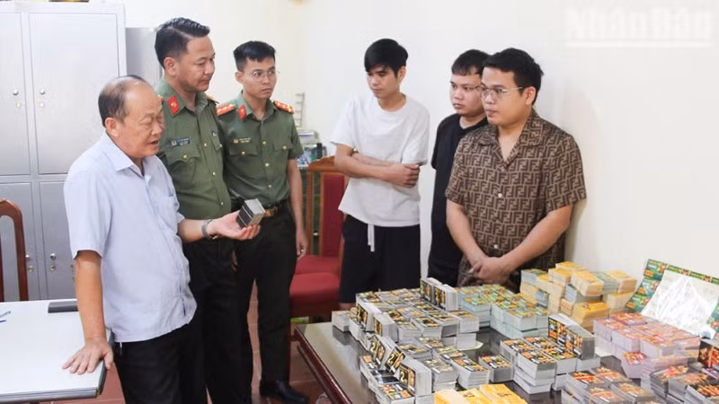 Đại tá Vì Quyền Chứ, Phó Giám đốc, Thủ trưởng cơ quan An ninh điều tra, Công an tỉnh (bên trái ảnh) trực tiếp xét hỏi các đối tượng.