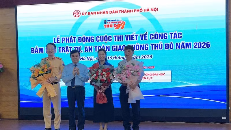 Đại diện Ban tổ chức tặng hoa các cá nhân tham dự tọa đàm "Văn hóa giao thông-hành động của thanh niên". (Ảnh: KHÁNH LÊ)
