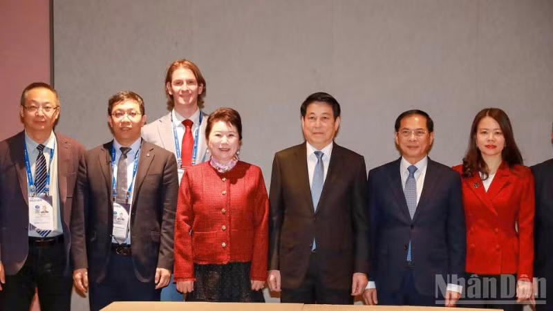 Chủ tịch nước Lương Cường chụp ảnh cùng đại diện Tập đoàn MEBO International.
