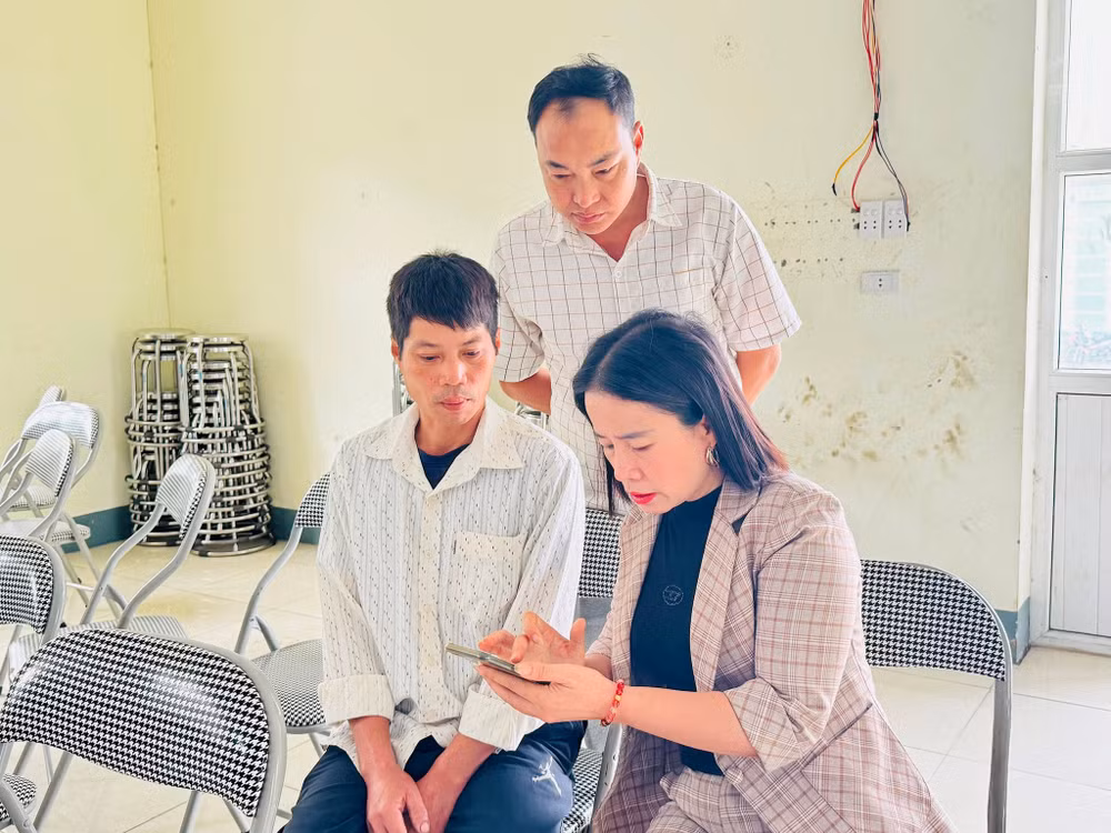 Xã Mường Lát, tỉnh Thanh Hóa triển khai phong trào “Bình dân học vụ số”. (Ảnh: HỒ THỦY)