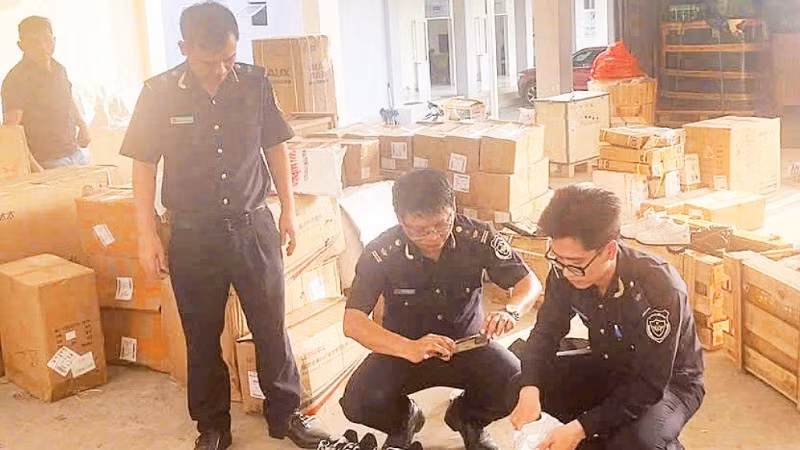 Sản phẩm nghi vấn giả mạo nhãn hiệu nổi tiếng của Công ty trách nhiệm hữu hạn Thương mại và xuất nhập khẩu Lộc Thành bị Hải quan cửa khẩu quốc tế Bình Hiệp (tỉnh Tây Ninh) thu giữ.