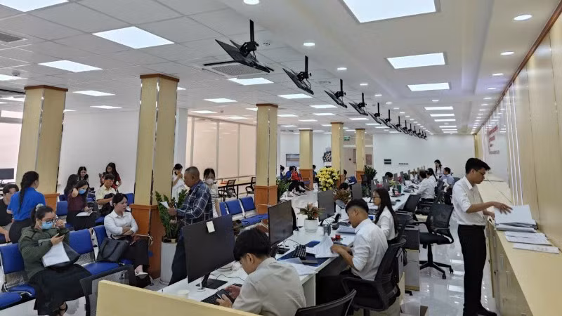 Mới đưa vào hoạt động song đã có rất đông người dân tới Trung tâm Phục vụ hành chính công Thành phố Hồ Chí Minh để thực hiện các thủ tục. (Ảnh: Thế Anh) 