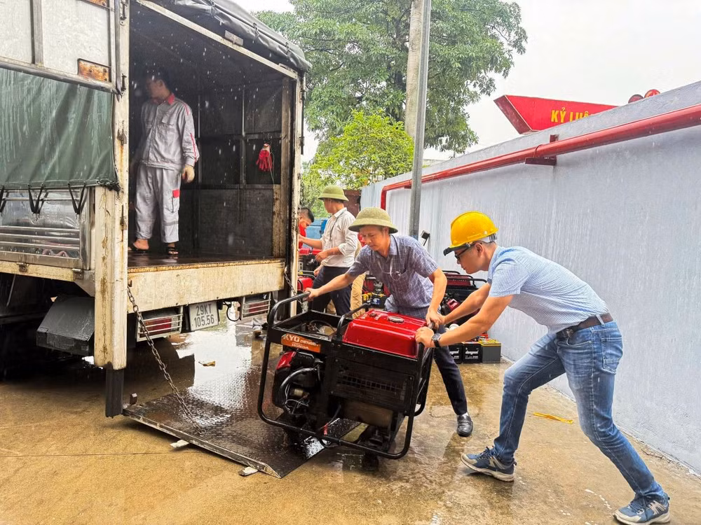 Nhân viên kỹ thuật viên Viettel tại Hải Phòng vận chuyển máy phát điện đến các nhà trạm. (Ảnh: ĐỨC THỌ)