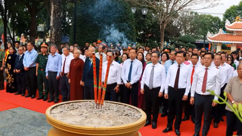 Các đồng chí lãnh đạo, nguyên lãnh đạo thắp hương viếng Anh hùng liệt sĩ Võ Thị Sáu sáng 14/2.