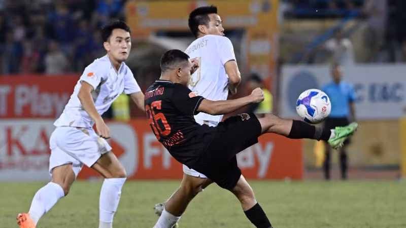 Đội Ninh Bình FC (áo đen) giành chiến thắng 2-1 trước đội Hà Nội FC. (Ảnh: TRẦN HẢI)