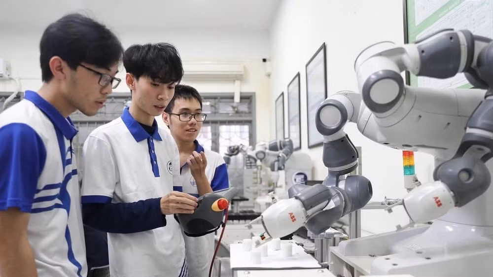 Giáo dục, hướng nghiệp giúp sinh viên, thanh niên phát huy khả năng sáng tạo, học tập, làm việc. (Ảnh: THÚY QUỲNH)