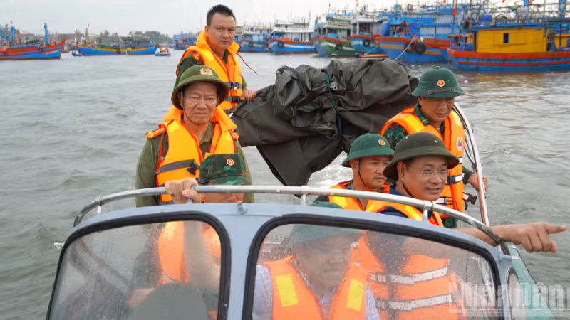 Bí thư Tỉnh ủy Quảng Trị Lê Ngọc Quang kiểm tra khu neo đậu tàu thuyền Nam Cửa Việt.