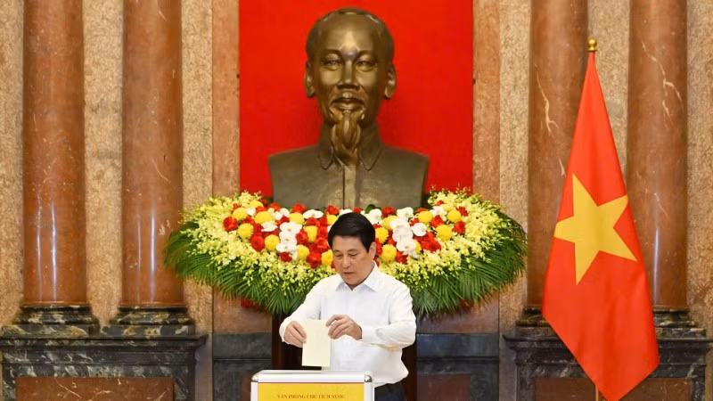 Chủ tịch nước Lương Cường ủng hộ đồng bào khắc phục hậu quả bão lũ. (Ảnh: Thủy Nguyên)