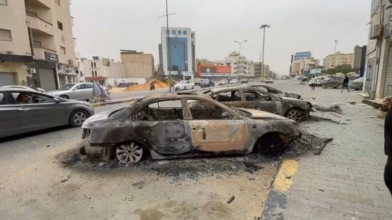 Phương tiện bị phá hủy sau cuộc đụng độ tại Tripoli, Libya. (Ảnh: THX/TTXVN) 