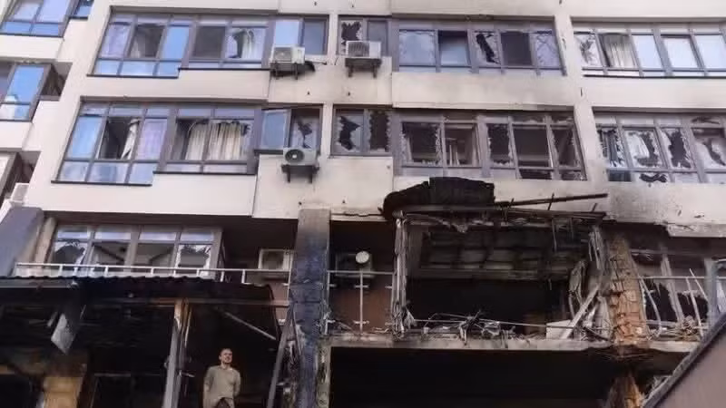 Một tòa nhà bị hư hỏng tại quận Shevchenkivskyi ở Thủ đô Kiev, Ukraine ngày 21/7/2025. (Ảnh: THX/TTXVN) 