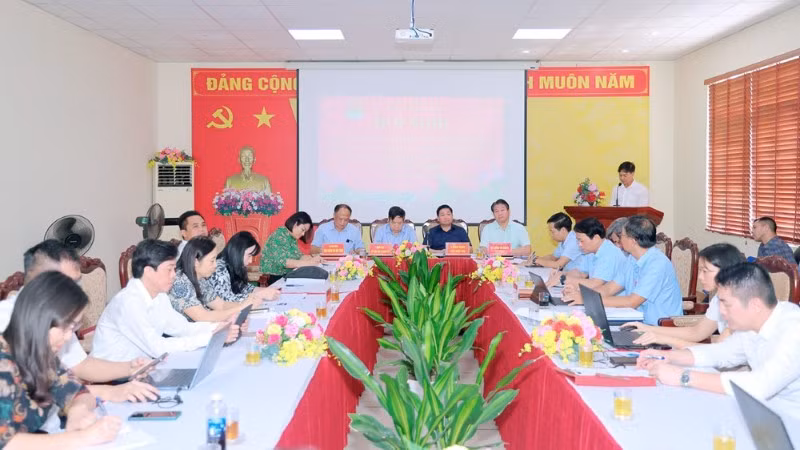 Lãnh đạo sở, ngành của tỉnh Phú Thọ trực tiếp gặp gỡ, trao đổi với 29 cán bộ, giáo viên Trường trung cấp Kỹ thuật-Nghiệp vụ Sông Hồng.