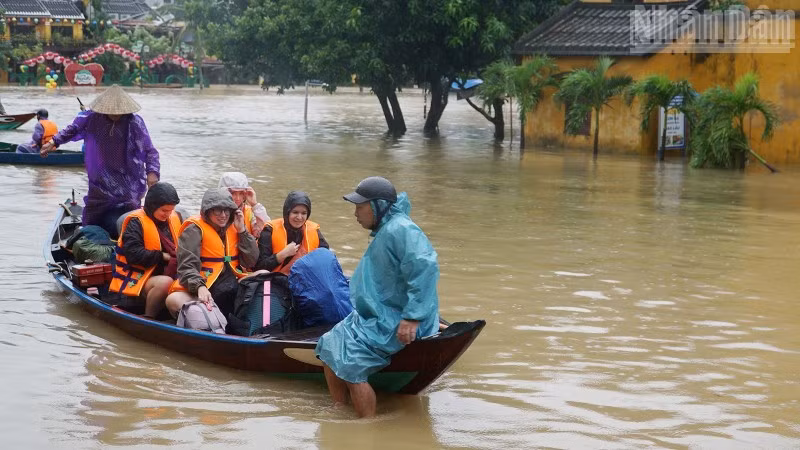Đợt mưa lũ vừa qua trên địa bàn thành phố Đà Nẵng đã làm nhiều gia đình bị thiệt hại nghiêm trọng.