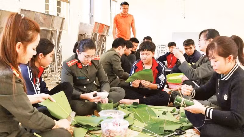 Cán bộ, chiến sĩ Công an tỉnh Sơn La cùng các em nhỏ chuẩn bị đón Tết.