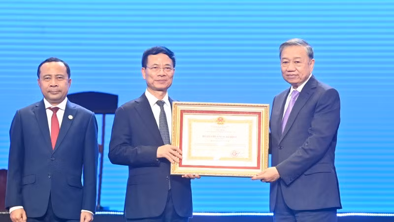 Tổng Bí thư Tô Lâm trao Huân chương Lao động hạng Nhất tặng Bộ Khoa học và Công nghệ. (Ảnh: ĐĂNG KHOA)