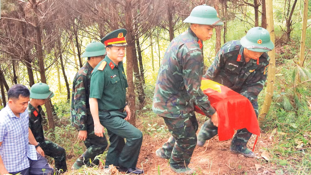 Lực lượng quân sự tỉnh Lạng Sơn di chuyển phần hài cốt liệt sĩ về nghĩa trang Lộc Bình. (Ảnh: DƯƠNG NGUYÊN)