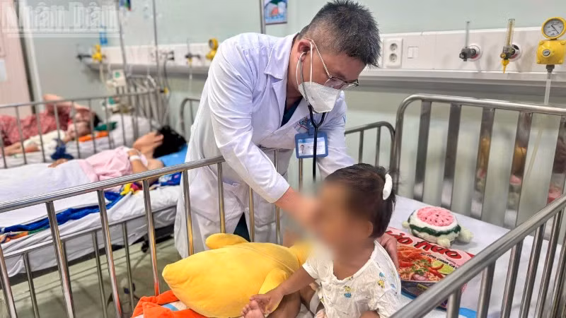Bé K. đang được chăm sóc, điều trị tại Bệnh viện Nhi đồng 1. 