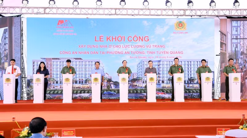 Đại biểu ấn nút khởi công dự án xây dựng nhà ở cho lực lượng vũ trang Công an nhân dân tại phường An Tường, tỉnh Tuyên Quang.