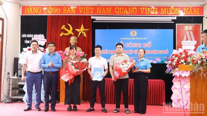 Đồng chí Tẩn Minh Long, Phó Chủ tịch Ủy ban Mặt trận Tổ quốc Việt Nam tỉnh, Chủ tịch Liên đoàn Lao động tỉnh Điện Biên trao quyết định thành lập công đoàn cơ sở cho Công ty Him Lam Group. 