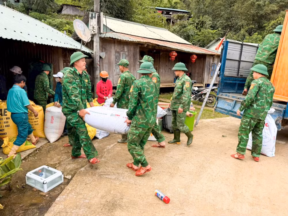 Lực lượng vũ trang ở các địa phương miền núi Đà Nẵng chủ động hỗ trợ người dân vận chuyển và dự trữ lương thực.