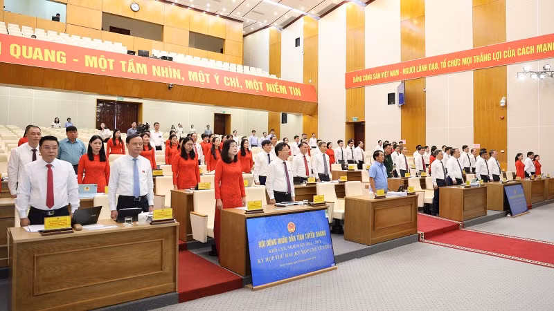 Đại biểu Hội đồng nhân dân tỉnh Tuyên Quang thực hiện nghi thức chào cờ.
