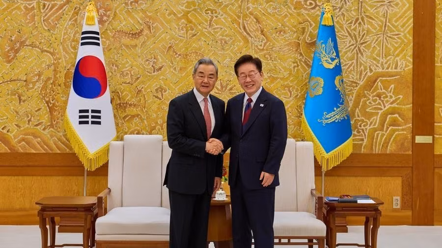 Tổng thống Lee Jae Myung (phải) có cuộc gặp với Bộ trưởng Ngoại giao Trung Quốc Vương Nghị tại Phủ Tổng thống ngày 20/8/2026. (Ảnh: TÂN HOA XÃ)