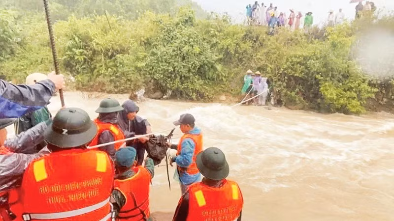 Đồn Biên phòng Cửa khẩu Hồng Vân (thành phố Huế) cùng các lực lượng công an, quân sự, dân quân địa phương tổ chức cứu trợ người dân thôn Ta Lo A Hố (xã Hồng Vân trước đây) bị cô lập, chia cắt trong mưa lũ. (Ảnh: CÔNG HẬU)