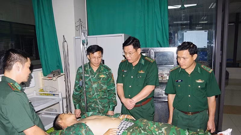 Lãnh đạo Bộ đội Biên phòng tỉnh Thanh Hóa thăm hỏi, động viên đồng đội yên tâm điều trị vết thương.