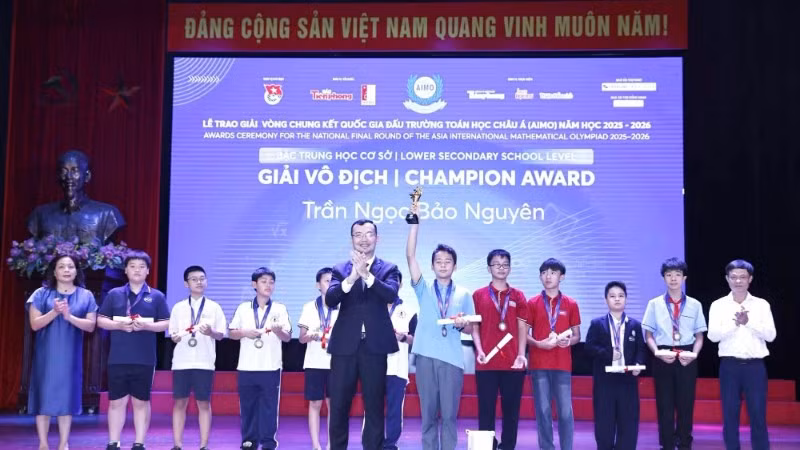 Ban tổ chức trao giải Vô địch cho em Trần Ngọc Bảo Nguyên, học sinh lớp 6 Trường trung học cơ sở năng khiếu, Trường đại học Sư phạm Hà Nội. 
