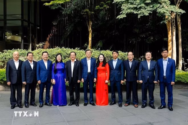 Các thành viên tham gia Chương trình nghiên cứu, trao đổi lần thứ 3 dành cho Lãnh đạo tiềm năng Việt Nam tại Singapore. (Ảnh: TTXVN)