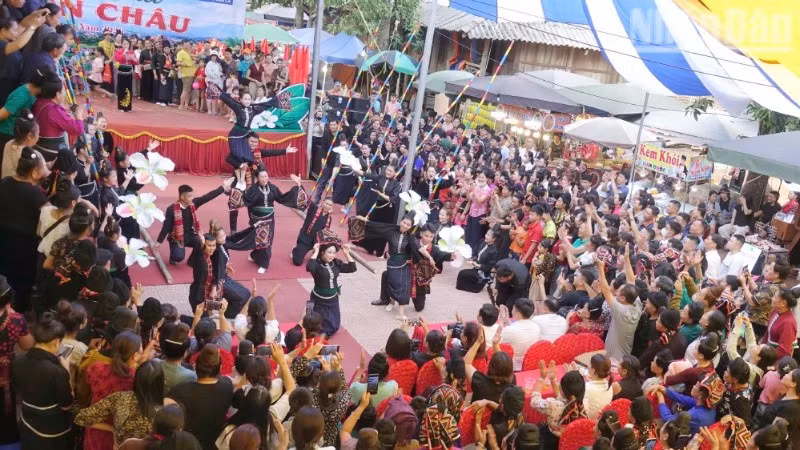 Ngày hội xoài Yên Châu thu hút hàng ngàn người dân, du khách tới tham gia, trải nghiệm các hoạt động.