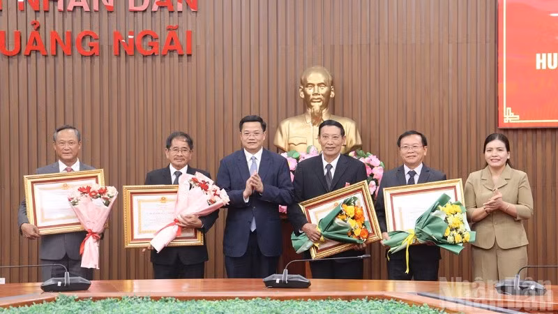 Lãnh đạo tỉnh Quảng Ngãi trao Huân chương Lao động cho 4 đồng chí nguyên lãnh đạo tỉnh.