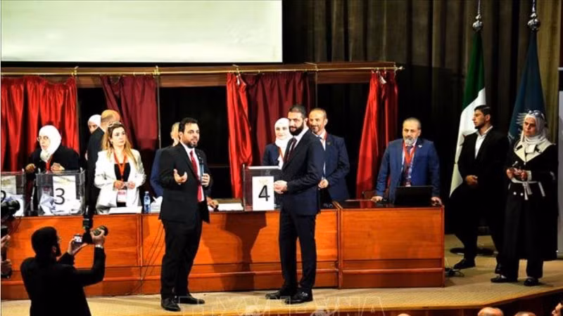 Tổng thống Syria Ahmed al-Sharaa (phải, phía trước) bỏ phiếu bầu cơ quan lập pháp mới ở thủ đô Damascus. (Ảnh: THX/TTXVN phát)
