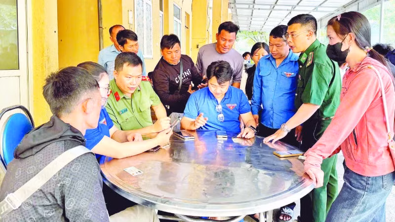 Đồn Biên phòng Pa Tần (tỉnh Lai Châu) phối hợp Công an và Đoàn Thanh niên xã cài đặt VNeID cho người dân.