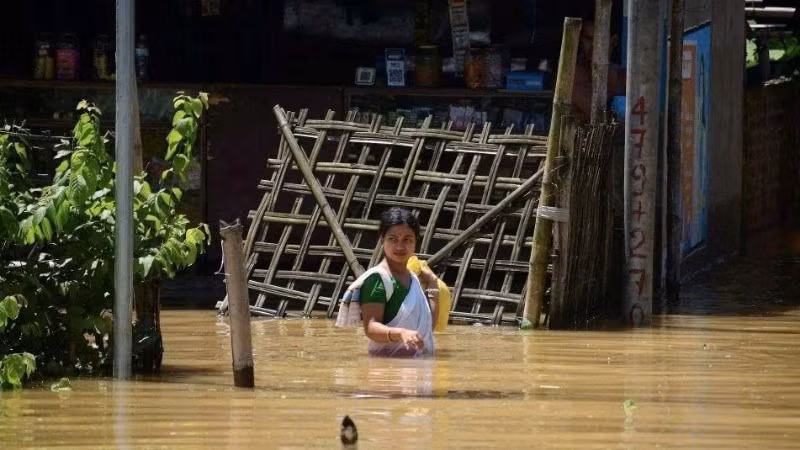 Nhiều nơi ở bang Assam ngập sâu trong nước lũ. (Ảnh: TÂN HOA XÃ)
