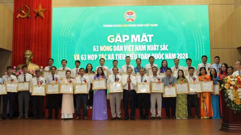 Đồng chí Lương Quốc Đoàn, Ủy viên Trung ương Đảng, Chủ tịch Ban Chấp hành Trung ương Hội Nông dân Việt Nam tặng bằng khen cho 63 nông dân xuất sắc năm 2024.