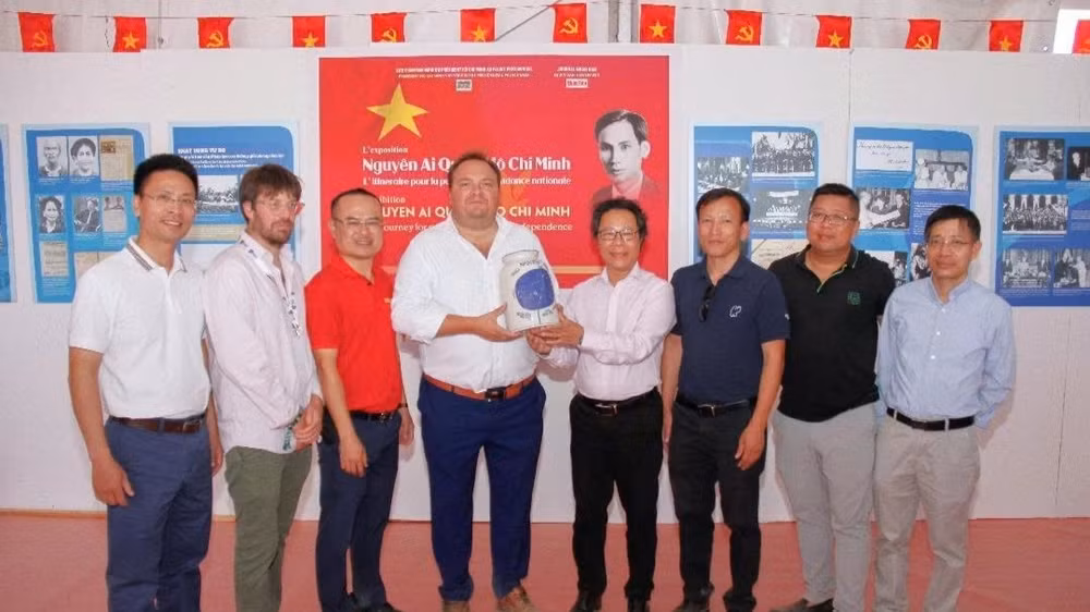 Đồng chí Vũ Mai Hoàng, Vụ trưởng-Trưởng Ban Công nghệ, Phó Chủ tịch Liên Chi hội Nhà báo Báo Nhân Dân (thứ tư từ phải sang) trao quà lưu niệm với đại diện báo Nhân đạo Pháp ngày 12/9. 