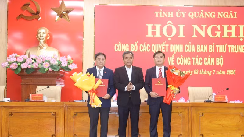 Đồng chí Hồ Văn Niên, Ủy viên Trung ương Đảng, Bí thư Tỉnh ủy Quảng Ngãi trao quyết định của Ban Bí thư và tặng hoa chúc mừng đồng chí Trần Ngọc Tuấn và Trương Huy Tâm.