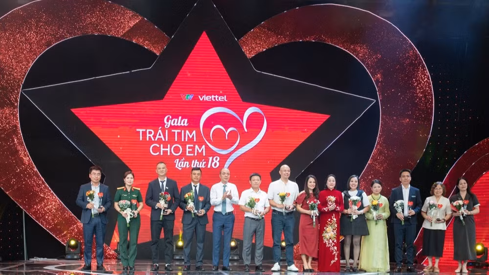 Ủy viên Trung ương Đảng, Phó Chủ tịch Quốc hội Nguyễn Thị Thanh (thứ 6 từ phải sang) tặng hoa cảm ơn đại diện một số doanh nghiệp, tổ chức, cá nhân trong và ngoài nước đã có đóng góp tích cực cho thành công của "Trái tim cho em" thời gian qua. (Ảnh: Viettel cung cấp) 