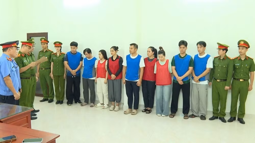 Cơ quan Cảnh sát điều tra Công an tỉnh Thanh Hóa thi hành lệnh khởi tố vụ án, khởi tố các bị can. (Ảnh: Công an Thanh Hóa)