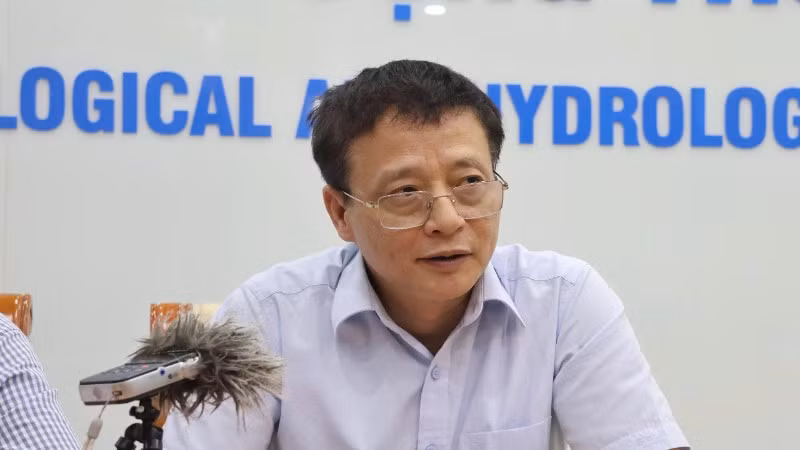 Ông Nguyễn Bá Thủy, Phó Giám đốc Trung tâm Dự báo khí tượng thủy văn quốc gia thông báo về sóng lớn nước dâng trong bão số 10.