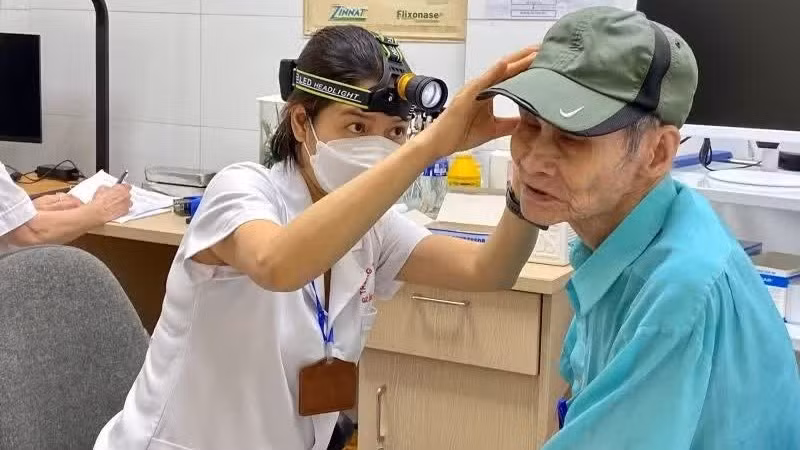Các y, bác sĩ khám cho người có khuyết tật, người trong hộ cận nghèo tại Phòng khám 21 Phan Chu Trinh, Hà Nội.