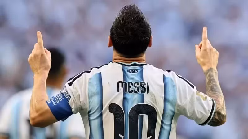 Messi ghi bàn mở tỷ số trong trận Argentina thắng Cape Verde 3-2, lọt vào vòng 16 đội. (Ảnh: FIFA) 