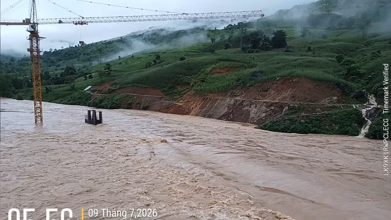 Do ảnh hưởng mưa lớn trong đêm 8/7 khiến Quốc lộ 6 (đoạn qua địa bàn xã Nậm Nèn), tỉnh Điện Biên bị ngập lụt. 