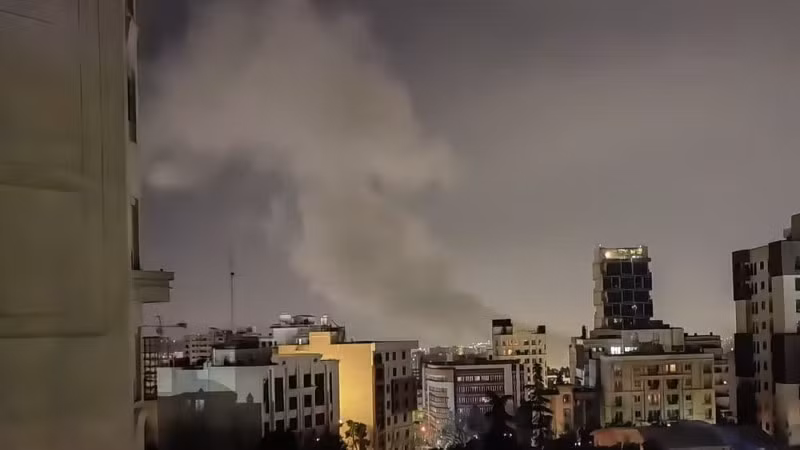 Khói bốc lên sau vụ không kích tại Tehran, Iran. (Ảnh: THX/TTXVN) 