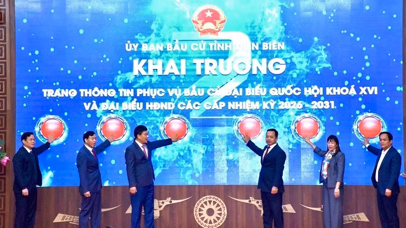 Đồng chí Vũ Hồng Thanh, Ủy viên Trung ương Đảng, Phó Chủ tịch Quốc hội (thứ ba từ trái sang) cùng các đồng chí lãnh đạo tỉnh Điện Biên thực hiện nghi thức ấn nút đưa Trang thông tin bầu cử tỉnh Điện Biên vào hoạt động.
